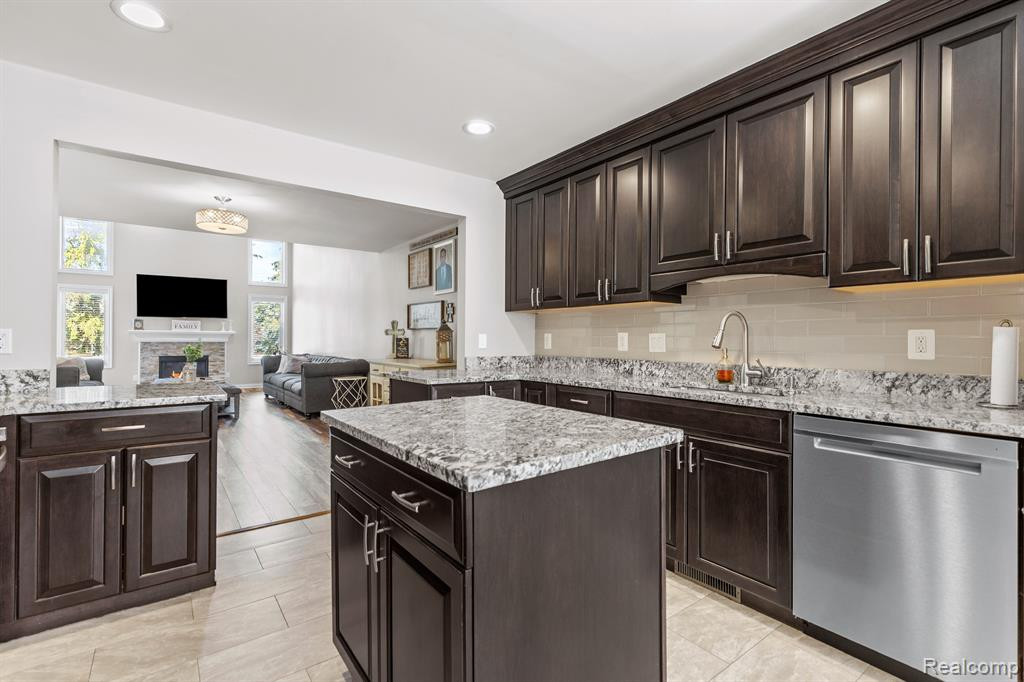 14967 W STONEY BROOKE Drive, Shelby Twp, MI 48315 — Photo 12