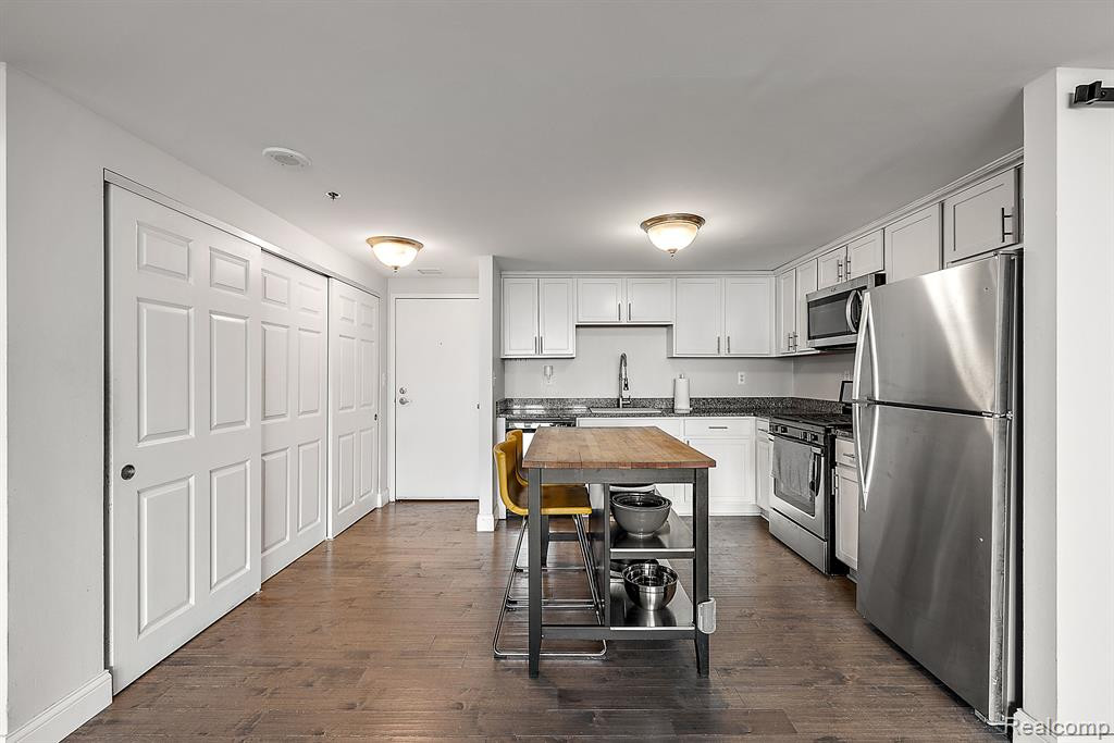 250 E Harbortown, Detroit, MI 48207 — Photo 7