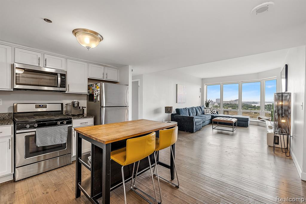 250 E Harbortown, Detroit, MI 48207 — Photo 9