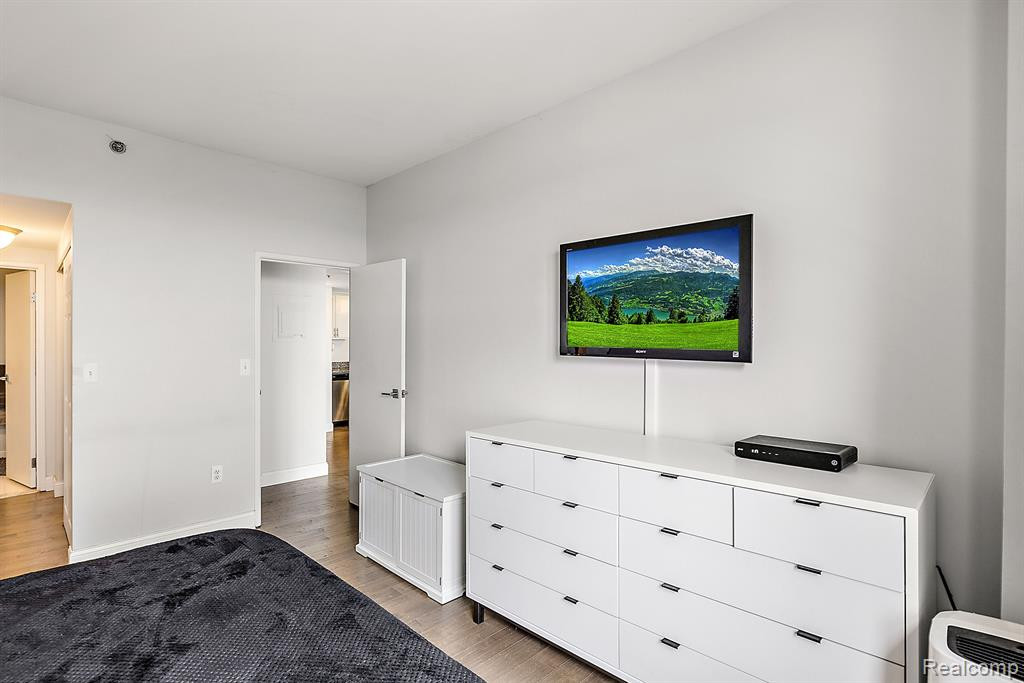250 E Harbortown, Detroit, MI 48207 — Photo 12