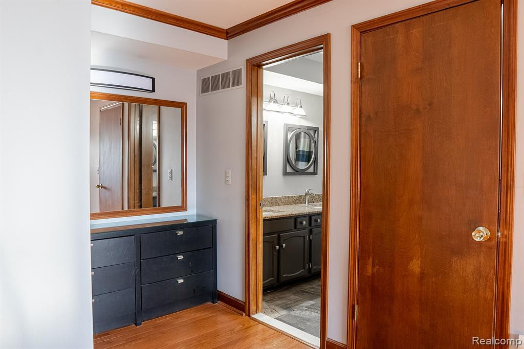 44364 HIGHGATE Drive, Clinton Twp, MI 48038 — Photo 18