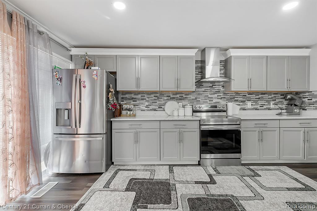 3046 LINDENWOOD Drive, Dearborn, MI 48120 — Photo 6