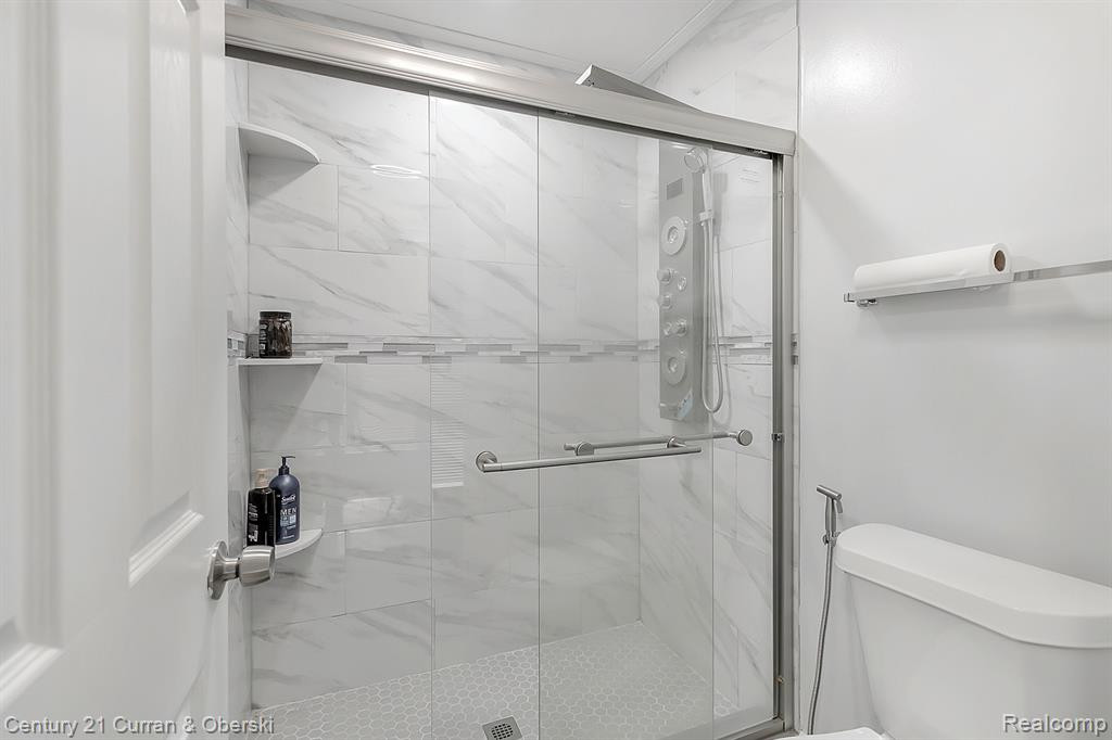3046 LINDENWOOD Drive, Dearborn, MI 48120 — Photo 16