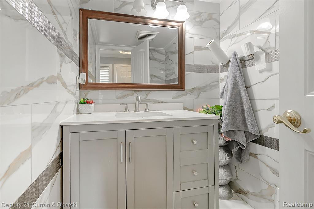 3046 LINDENWOOD Drive, Dearborn, MI 48120 — Photo 17