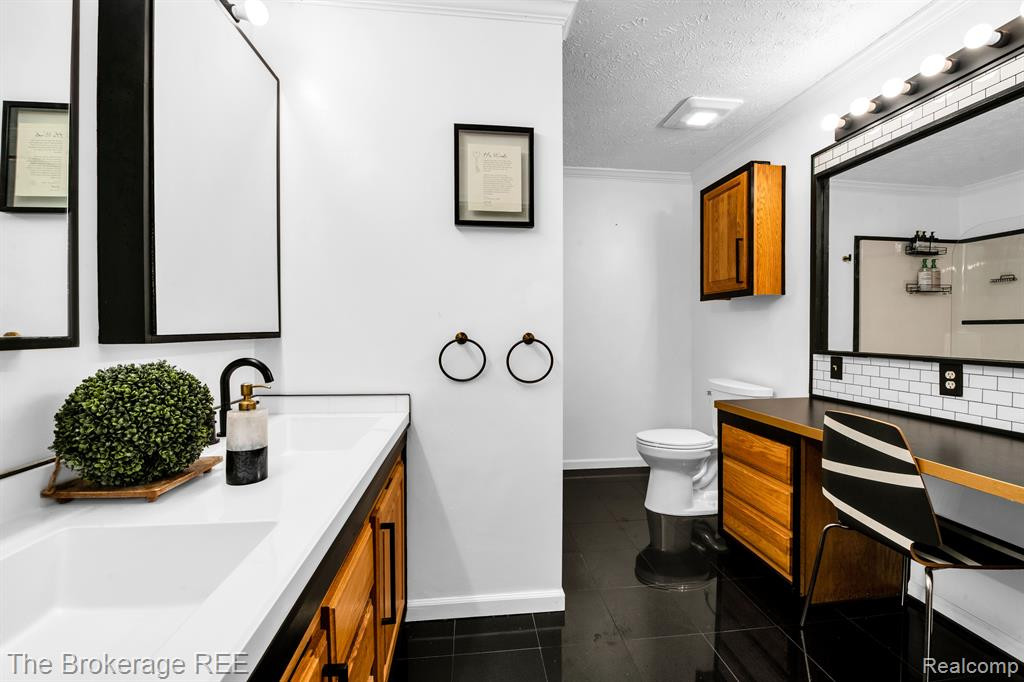 836 E ELZA Avenue, Hazel Park, MI 48030 — Photo 18