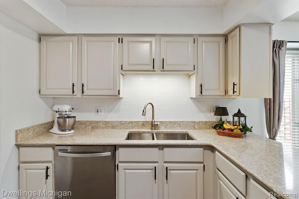 22000 RIVER RIDGE Trail, Farmington Hills, MI 48335 — Photo 16