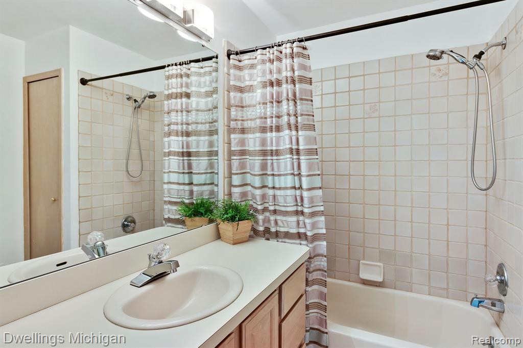 22000 RIVER RIDGE Trail, Farmington Hills, MI 48335 — Photo 24