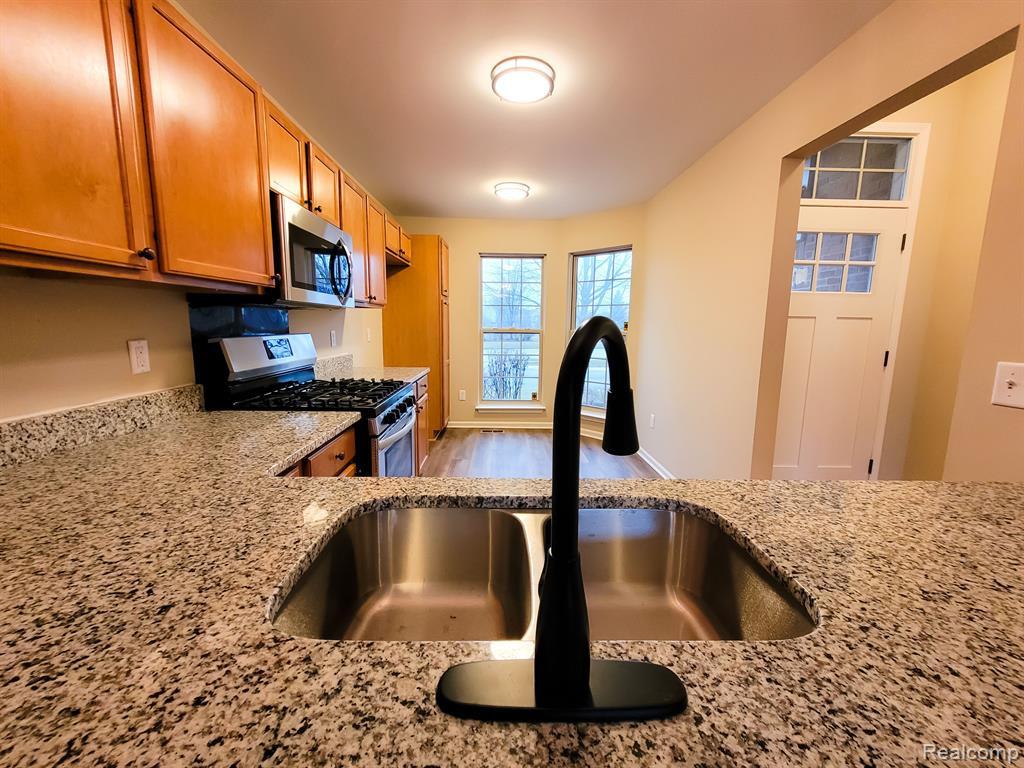 42759 LEON Drive, Belleville, MI 48111 — Photo 7