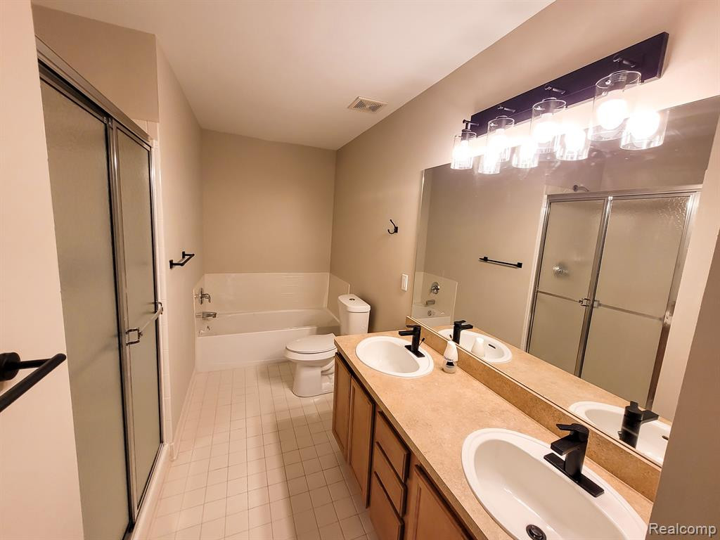 42759 LEON Drive, Belleville, MI 48111 — Photo 16