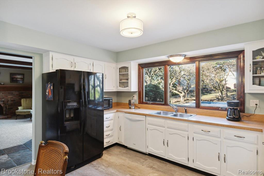 16880 DUNDALK Court, Northville, MI 48168 — Photo 19