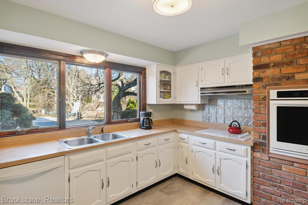 16880 DUNDALK Court, Northville, MI 48168 — Photo 20