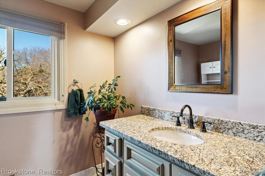 16880 DUNDALK Court, Northville, MI 48168 — Photo 25