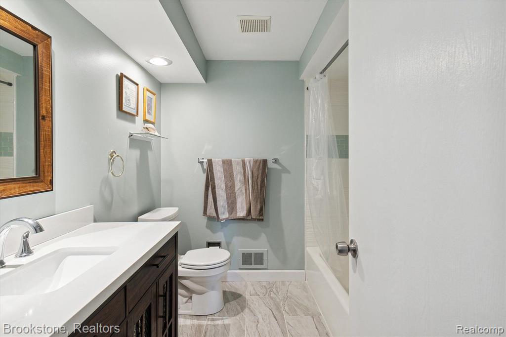 16880 DUNDALK Court, Northville, MI 48168 — Photo 34