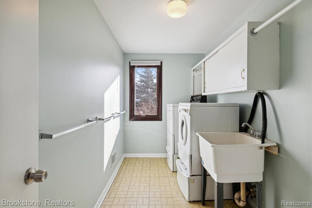 16880 DUNDALK Court, Northville, MI 48168 — Photo 39
