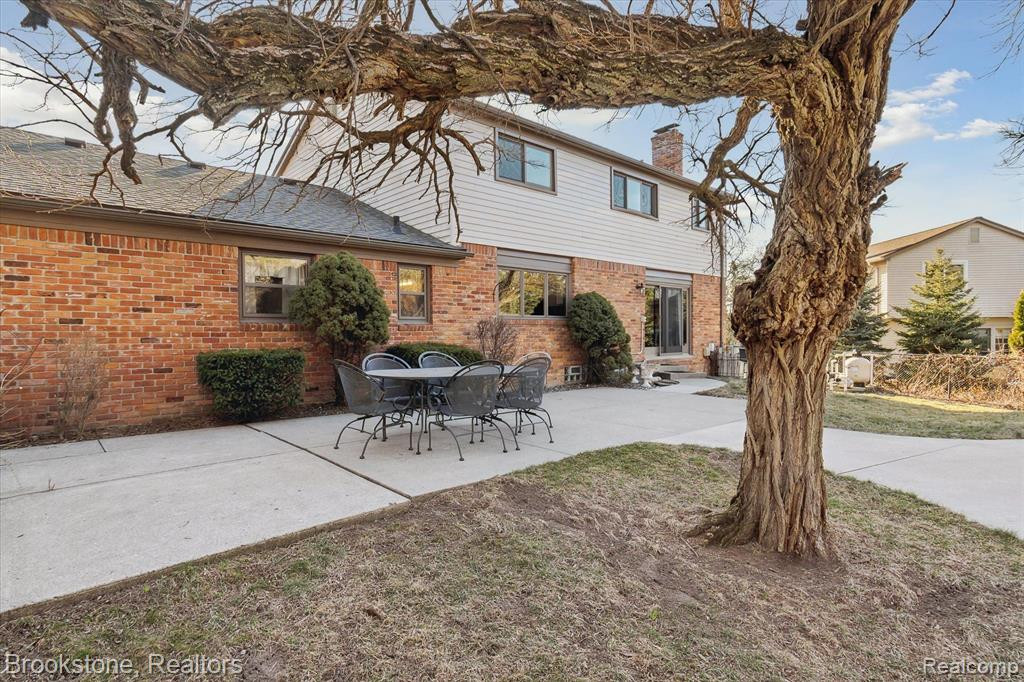 16880 DUNDALK Court, Northville, MI 48168 — Photo 40