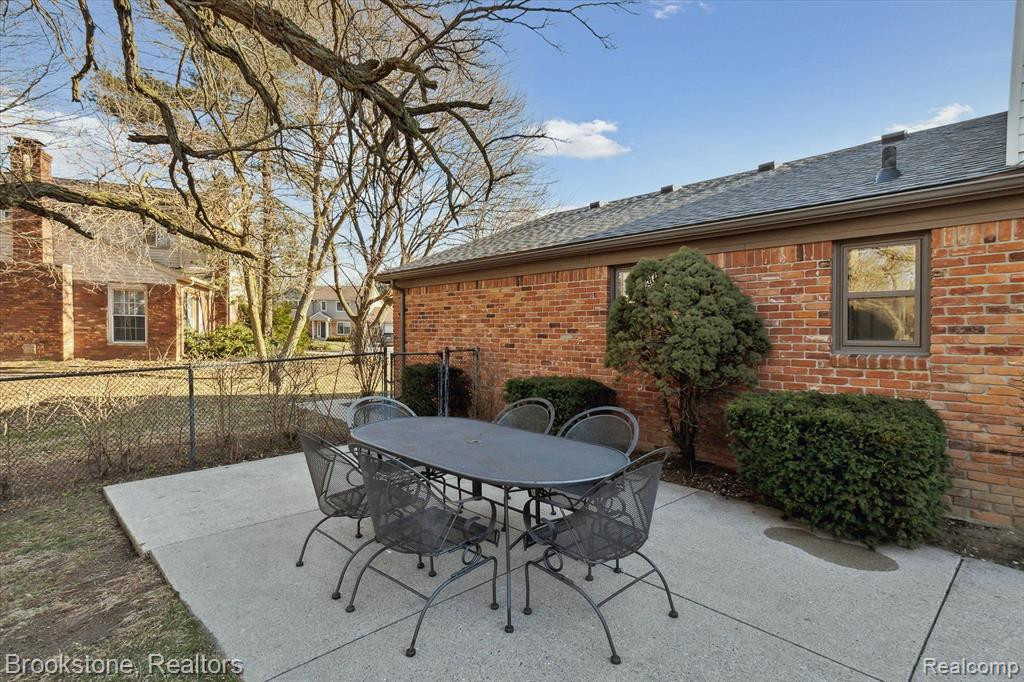 16880 DUNDALK Court, Northville, MI 48168 — Photo 41