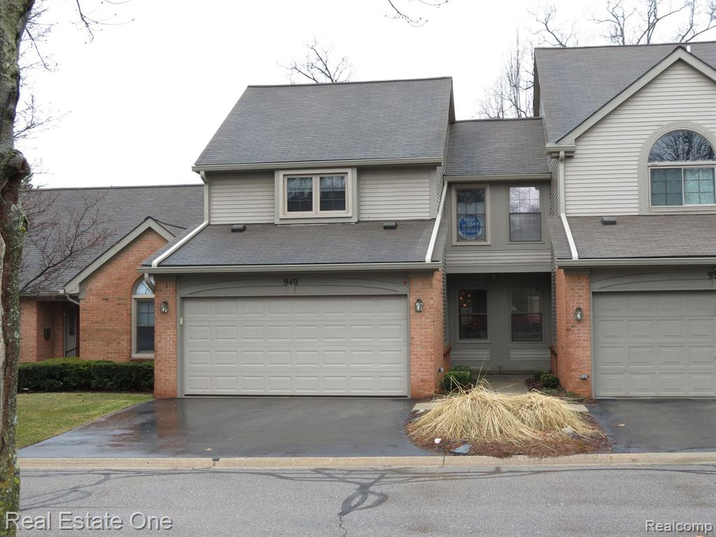 940 WOODRIDGE HILLS Drive, Brighton, MI 48116 — front exterior