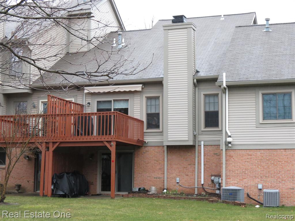 940 WOODRIDGE HILLS Drive, Brighton, MI 48116 — Photo 2