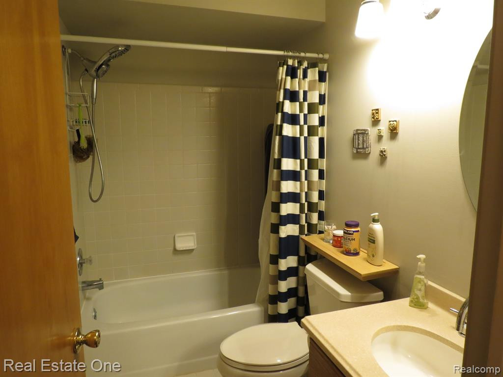 940 WOODRIDGE HILLS Drive, Brighton, MI 48116 — Photo 18