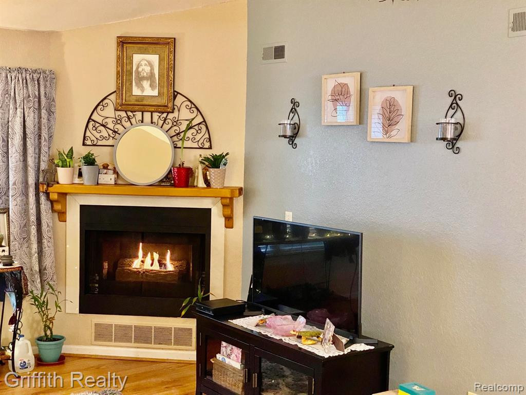 618 CURZON Court, 201, Howell, MI 48843 — Photo 6