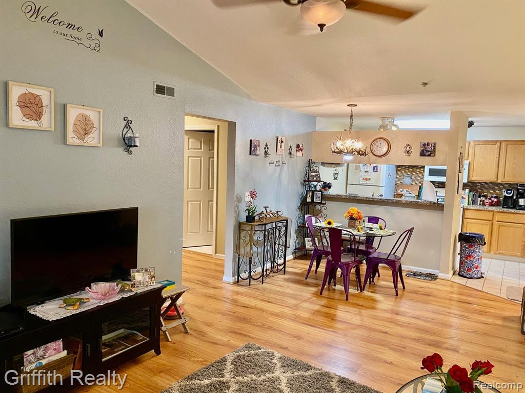 618 CURZON Court, 201, Howell, MI 48843 — Photo 8