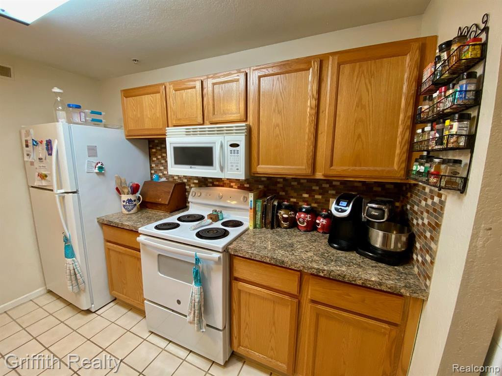 618 CURZON Court, 201, Howell, MI 48843 — Photo 11