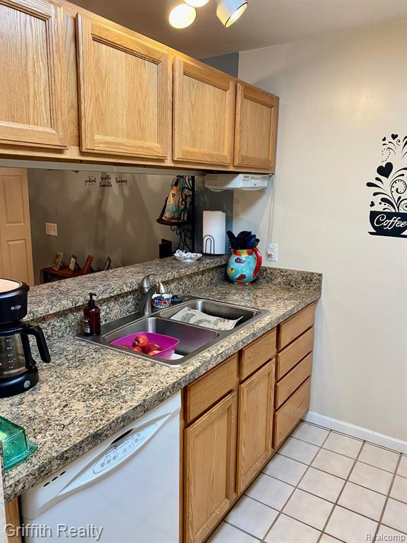 618 CURZON Court, 201, Howell, MI 48843 — Photo 13