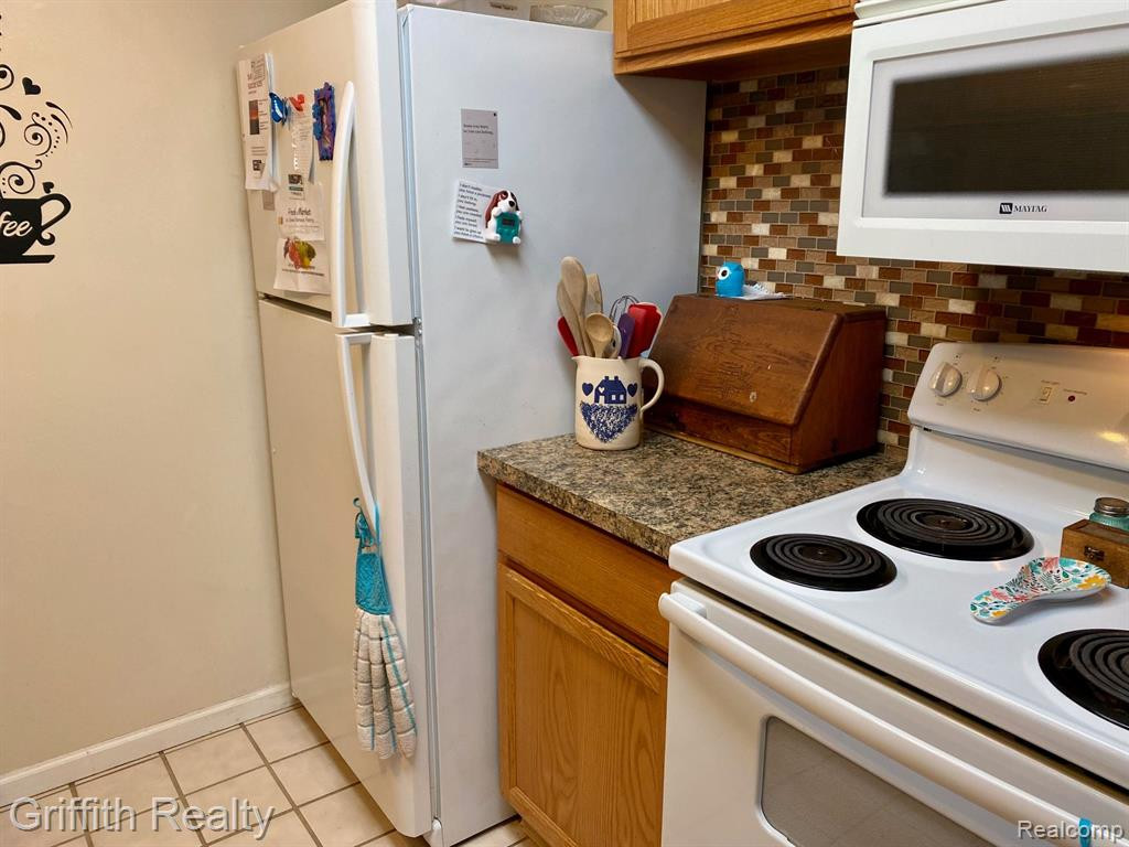 618 CURZON Court, 201, Howell, MI 48843 — Photo 15