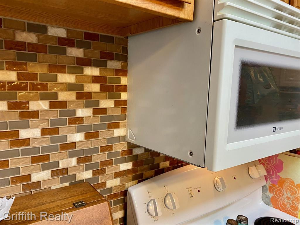 618 CURZON Court, 201, Howell, MI 48843 — Photo 17