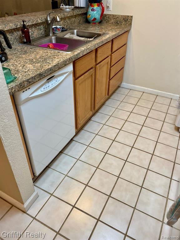 618 CURZON Court, 201, Howell, MI 48843 — Photo 18