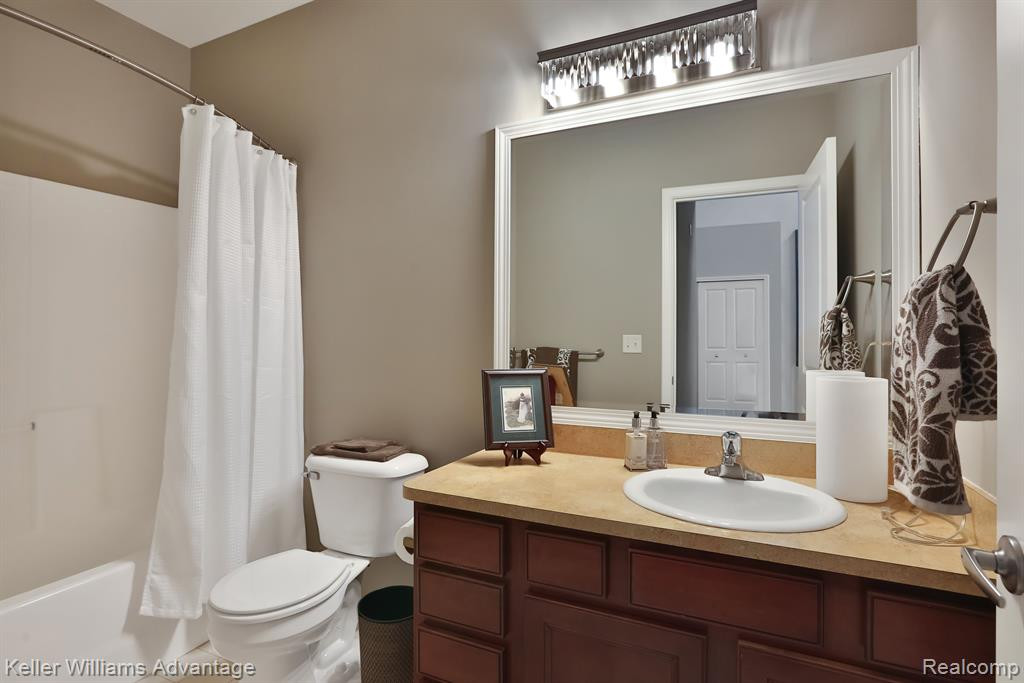 2298 CALIBOUGE, Commerce Twp, MI 48382 — Photo 24