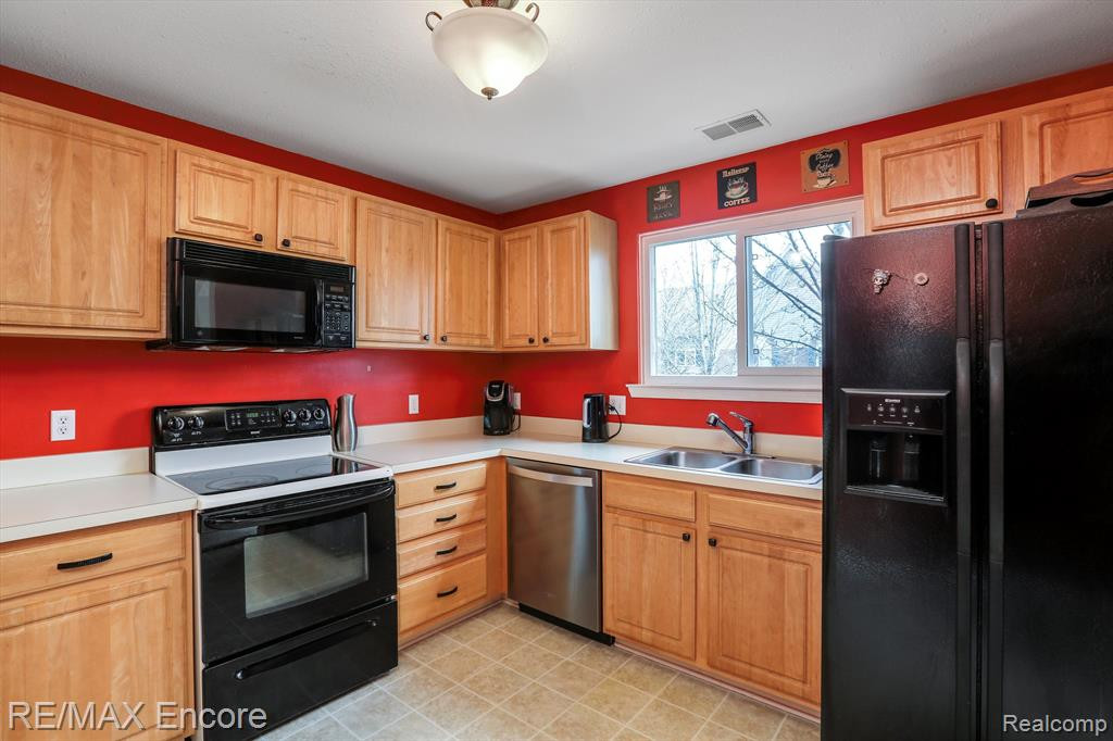 322 MARIGOLD Circle, Westland, MI — Photo 3