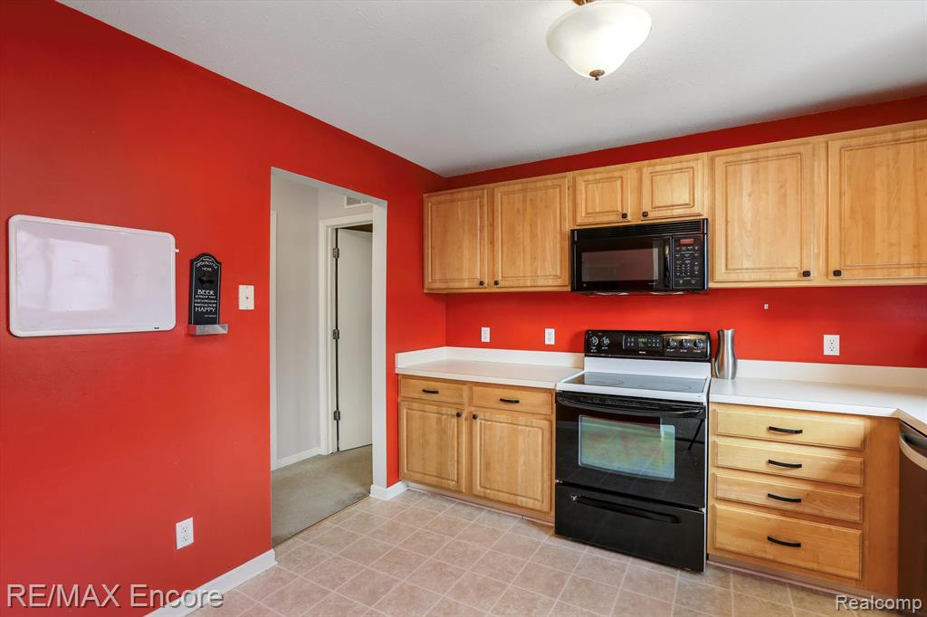 322 MARIGOLD Circle, Westland, MI — Photo 4