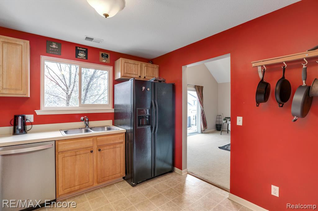 322 MARIGOLD Circle, Westland, MI — Photo 5