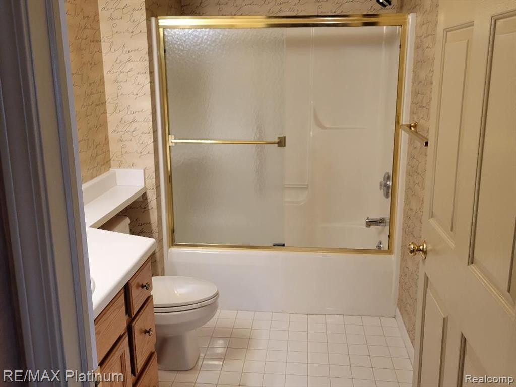609 CURZON Court, 204, Howell, MI 48843 — Photo 4