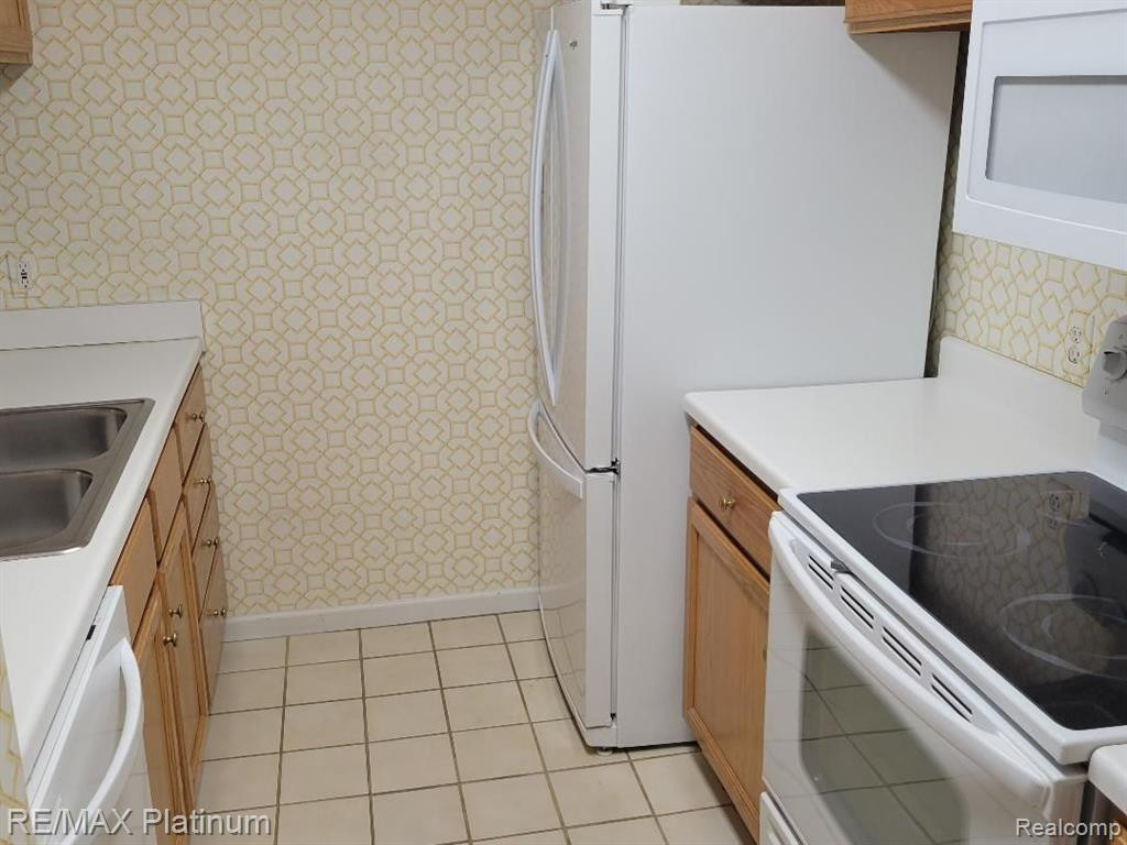 609 CURZON Court, 204, Howell, MI 48843 — Photo 9