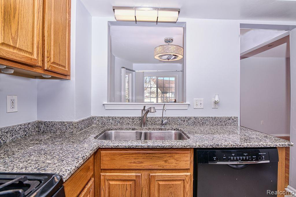 4390 HUNTERS Circle E, Canton, MI 48188 — Photo 15