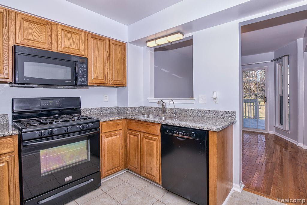 4390 HUNTERS Circle E, Canton, MI 48188 — Photo 16