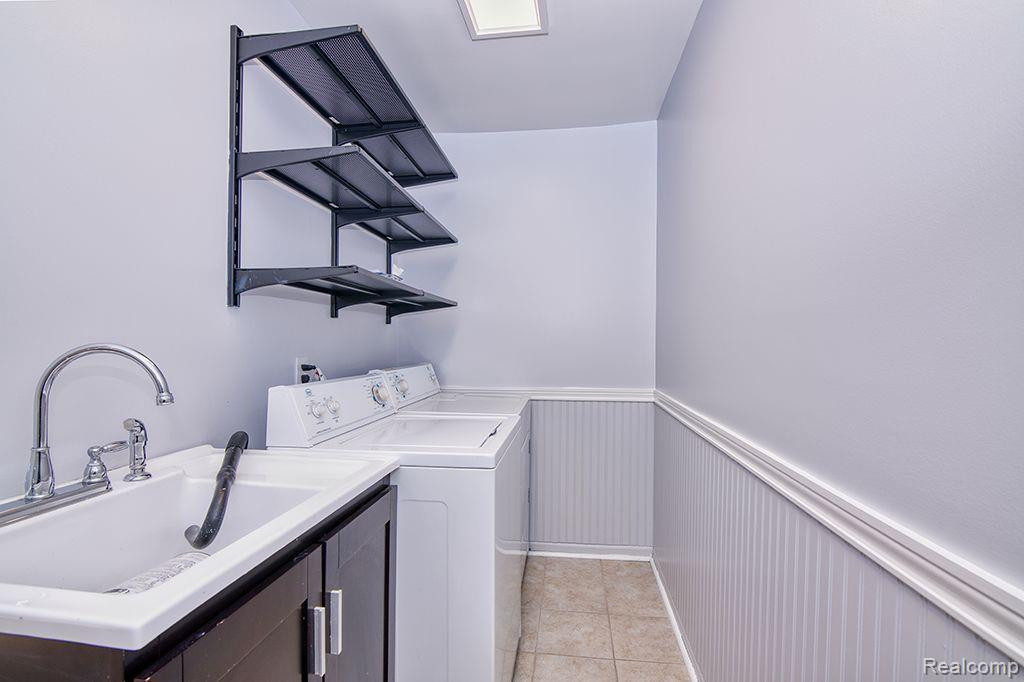 4390 HUNTERS Circle E, Canton, MI 48188 — Photo 17