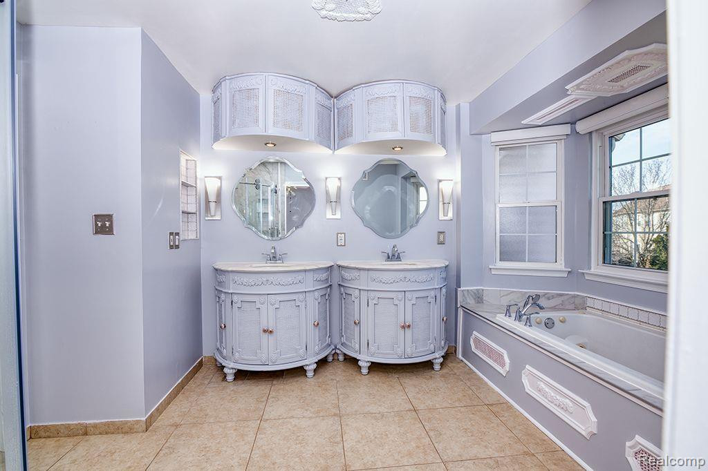 4390 HUNTERS Circle E, Canton, MI 48188 — Photo 22
