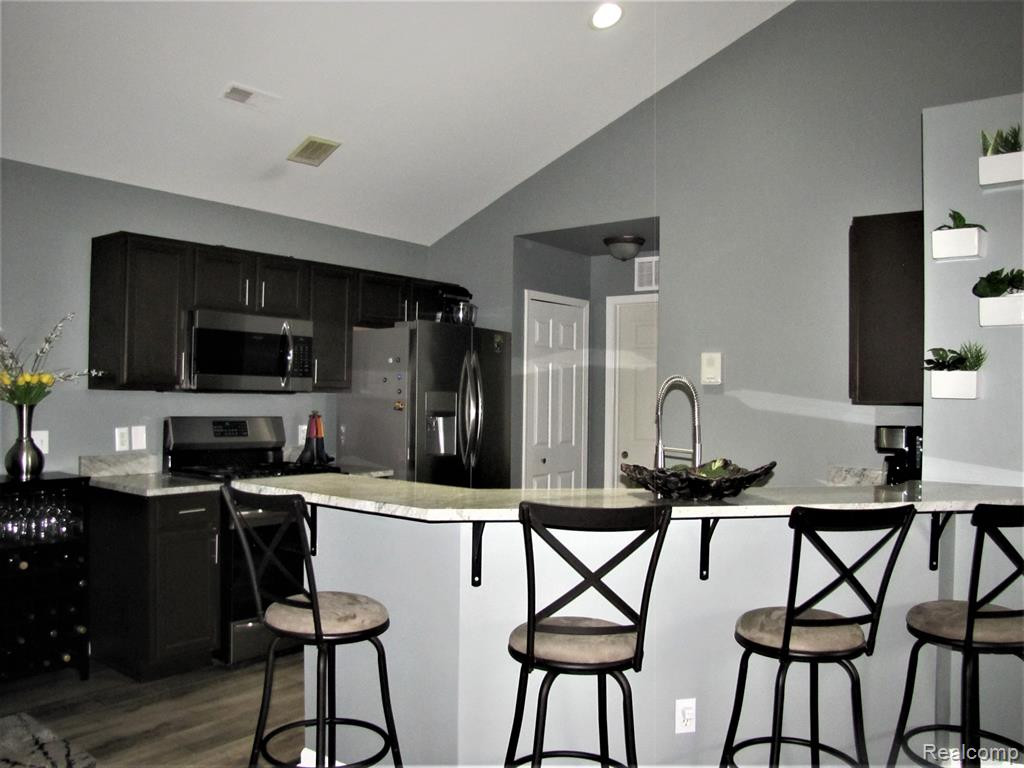 23496 WILLIAMSBURG Circle, 67, Woodhaven, MI 48183 — Photo 2