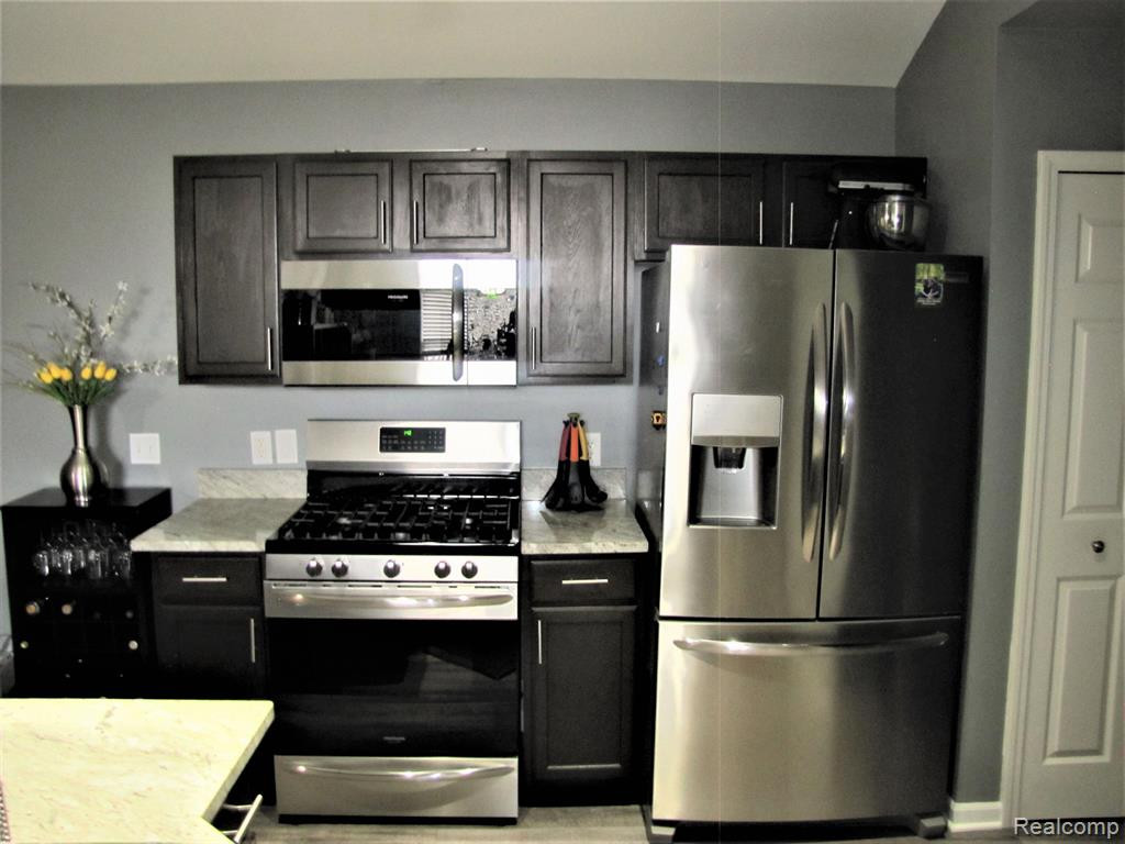 23496 WILLIAMSBURG Circle, 67, Woodhaven, MI 48183 — Photo 4
