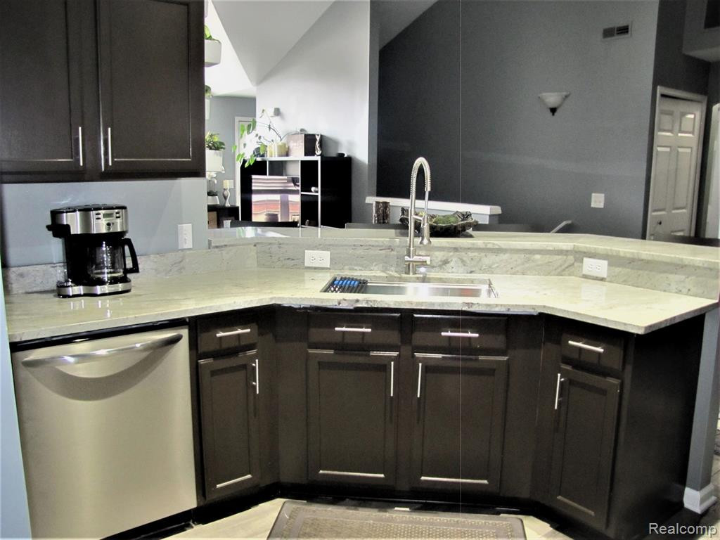 23496 WILLIAMSBURG Circle, 67, Woodhaven, MI 48183 — Photo 5