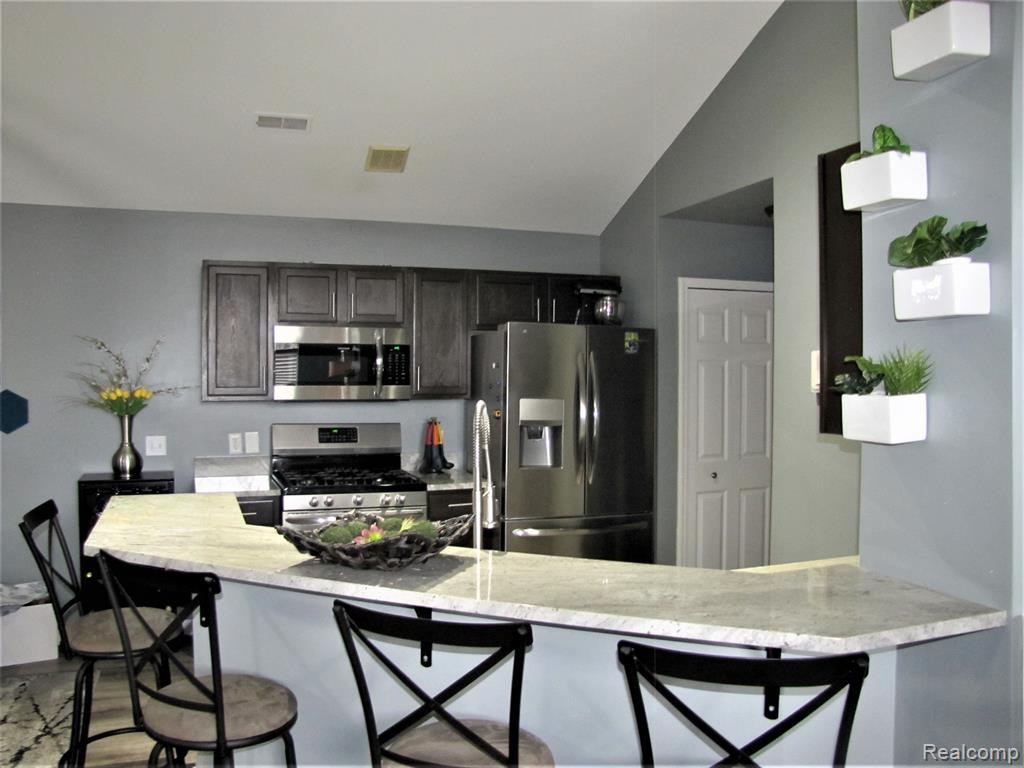 23496 WILLIAMSBURG Circle, 67, Woodhaven, MI 48183 — Photo 6