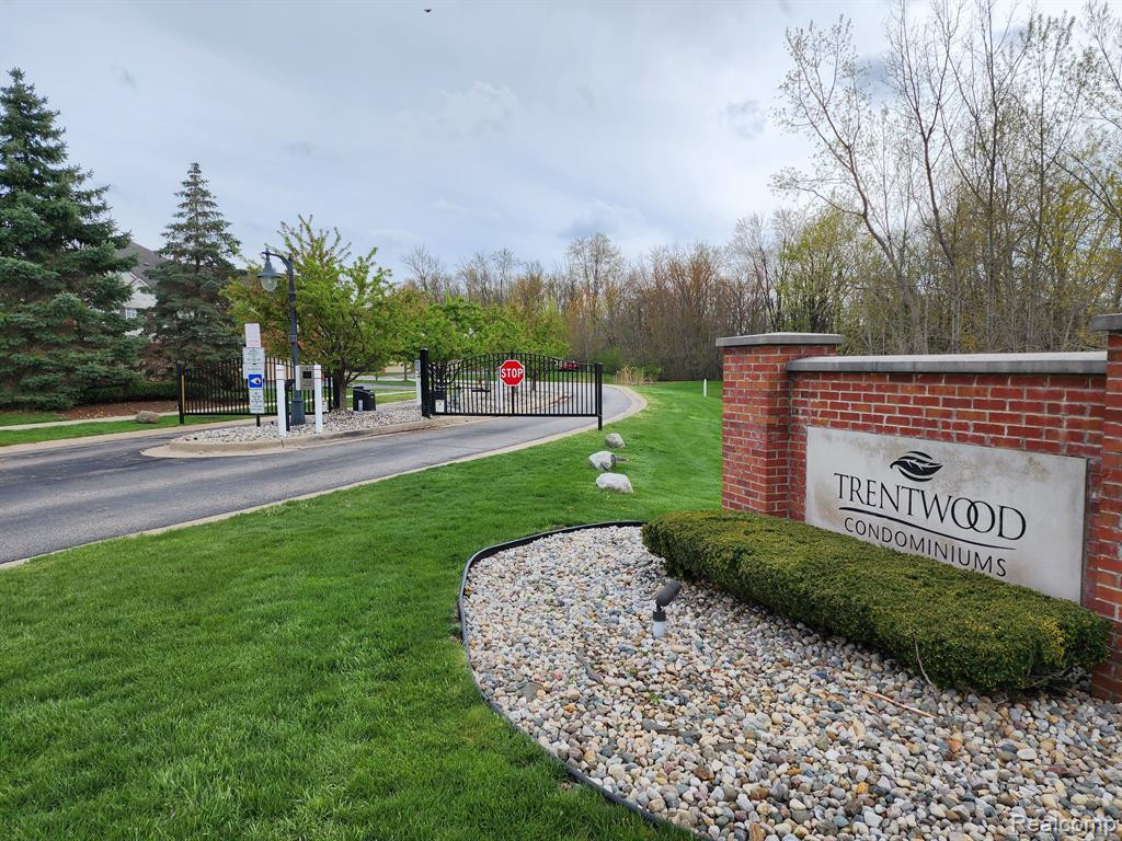 23496 WILLIAMSBURG Circle, 67, Woodhaven, MI 48183 — Photo 42