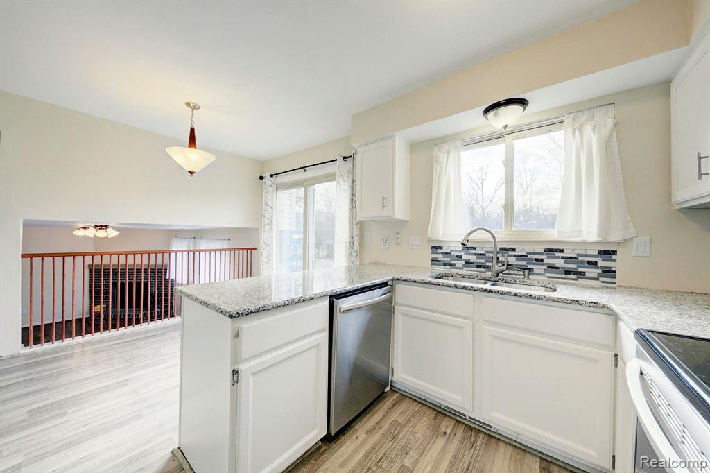 9258 ABBEY Lane, Ypsilanti, MI 48198 — Photo 11