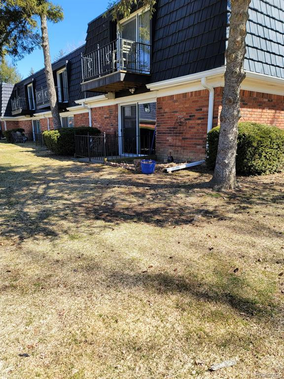 1848 COLONIAL VILLAGE Way, 1, Waterford, MI 48328 — front exterior