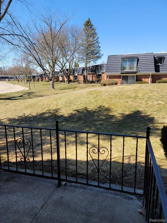 1848 COLONIAL VILLAGE Way, 1, Waterford, MI 48328 — Photo 5