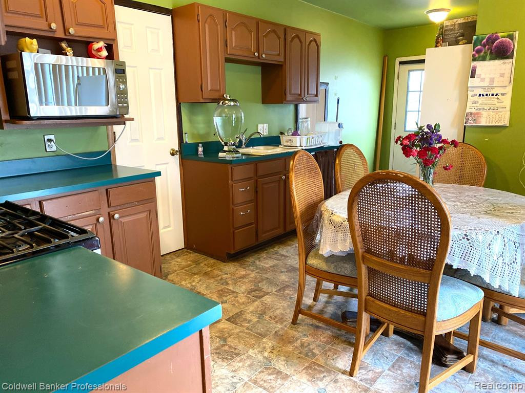 208 N WALKER Street, Capac, MI 48014 — Photo 2