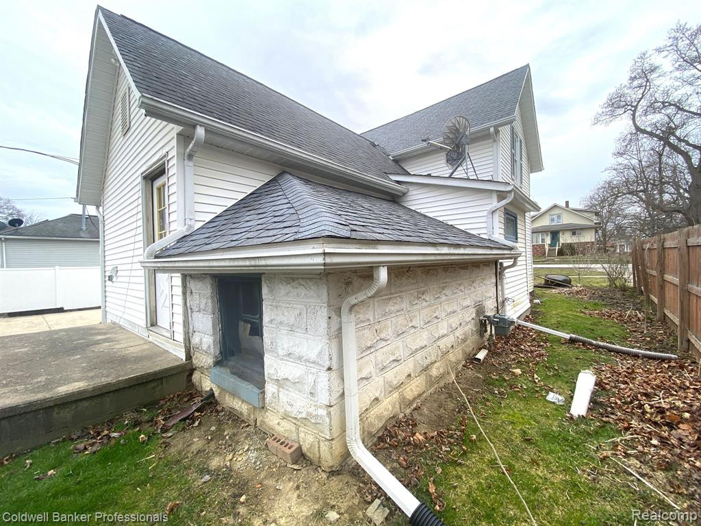 208 N WALKER Street, Capac, MI 48014 — Photo 12